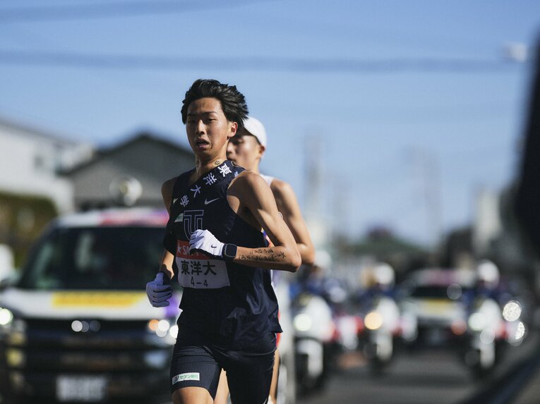 【2025箱根駅伝】東洋大の4区で区間3位と好走をみせた岸本遼太郎（3年）。来季は鉄紺のエースになることが期待される　©Yuki Suenaga