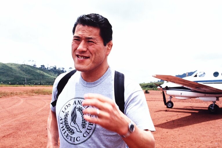 アントニオ猪木は永遠の旅人なのかもしれない。1990年3月、セスナ機でブラジル・アマゾンの奥地に降り立った猪木　©Essei Hara