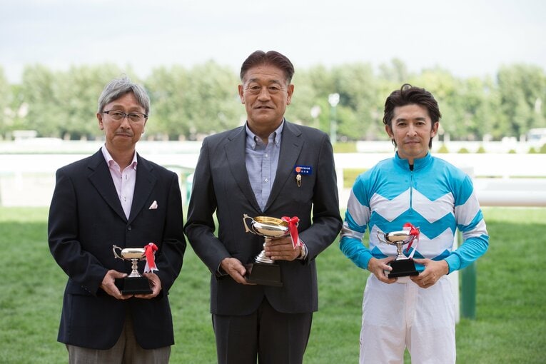 岡田スタッド代表として、ノルマンディーオーナーズクラブ所属馬も手掛ける岡田牧雄氏（中央）　©Getty Images