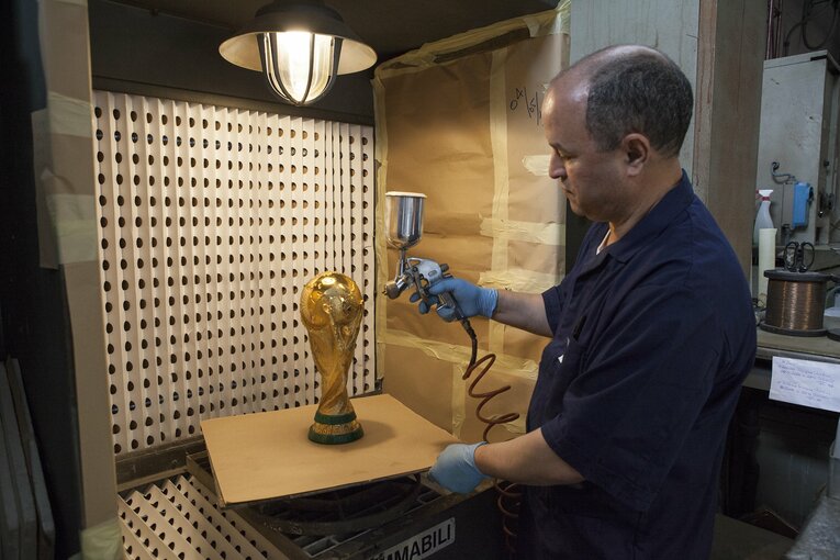 W杯トロフィー「門外不出の製造過程」を特別に撮った…4代目女性社長いわく「情熱が工房の隅々にまで息づいています」(25)