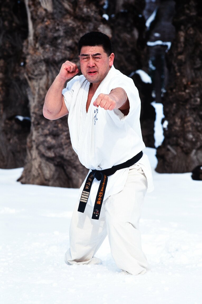 円山公園で行った雪中撮影の様子。ヒザ下まで雪に埋もれている