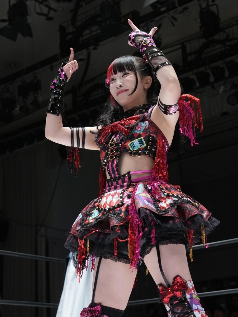 ポーズを取る伊藤麻希。1月10日、後楽園ホール　©Essei Hara