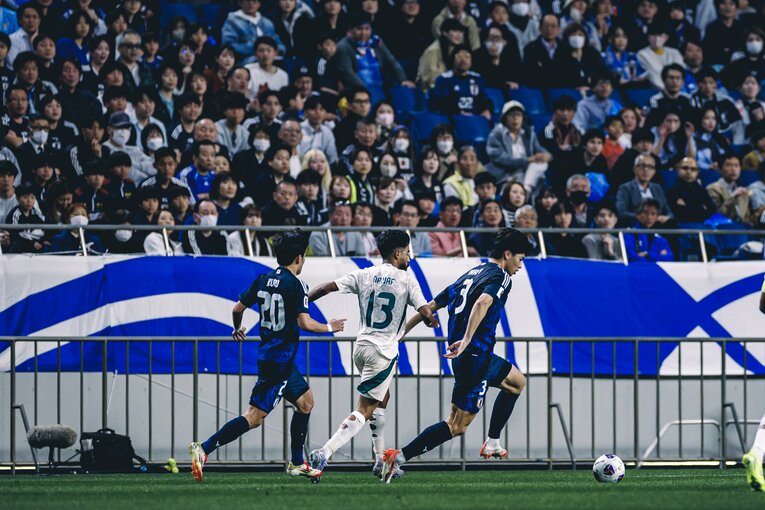 高井幸大をフォローする久保建英　©︎Kiichi Matsumoto