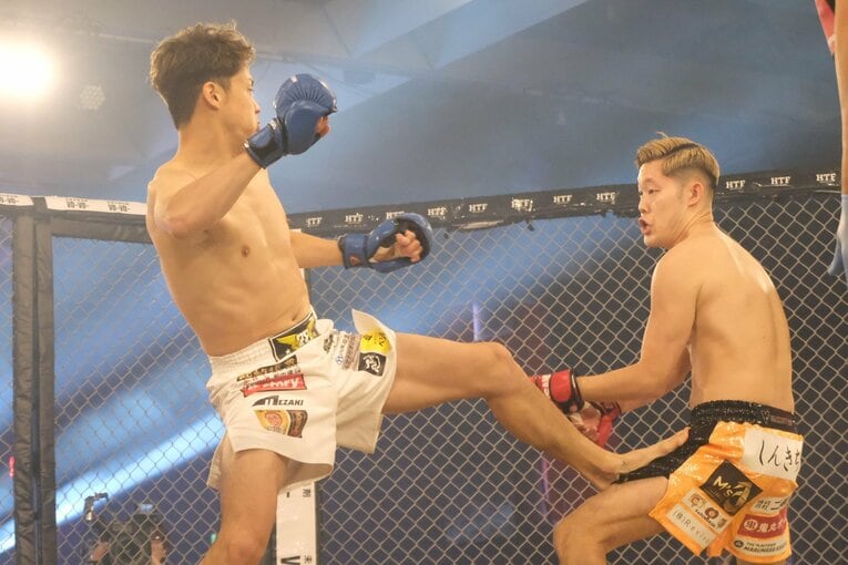 試合は1分間で両者がダウンを奪うスリリングな展開に　©Norihiro Hashimoto