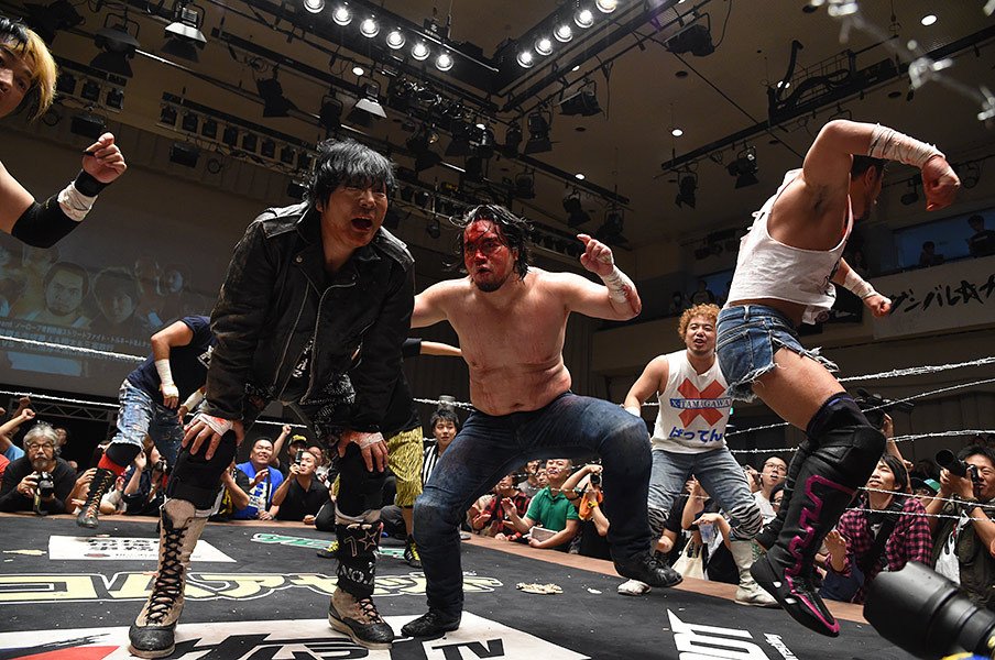 “ダメレスラー”が大仁田より大暴れ!「ガンバレ☆プロレス」が醸す人間味。<Number Web> photograph by DDT Pro-westling
