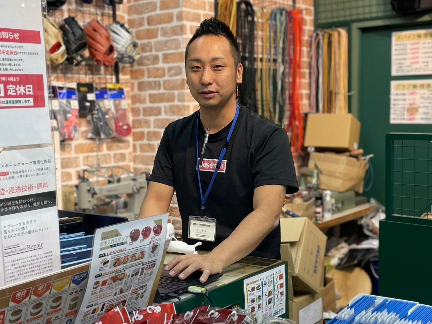 野球専門店・ベースマン立川店のカリスマ店長、星徹弥さん。「2.0超えの野球用具視力を持つ男」の異名を持つ