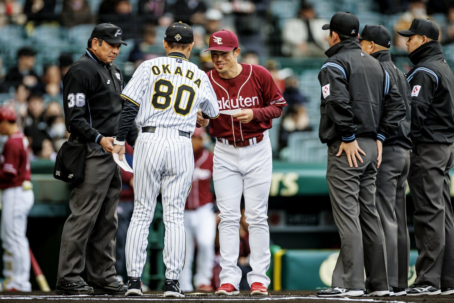 開幕時点で66歳の阪神・岡田監督と、40歳の楽天・今江監督　©Kiichi Matsumoto