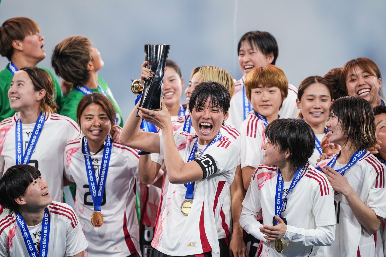 優勝カップを手にするキャプテンの熊谷　©Getty Images