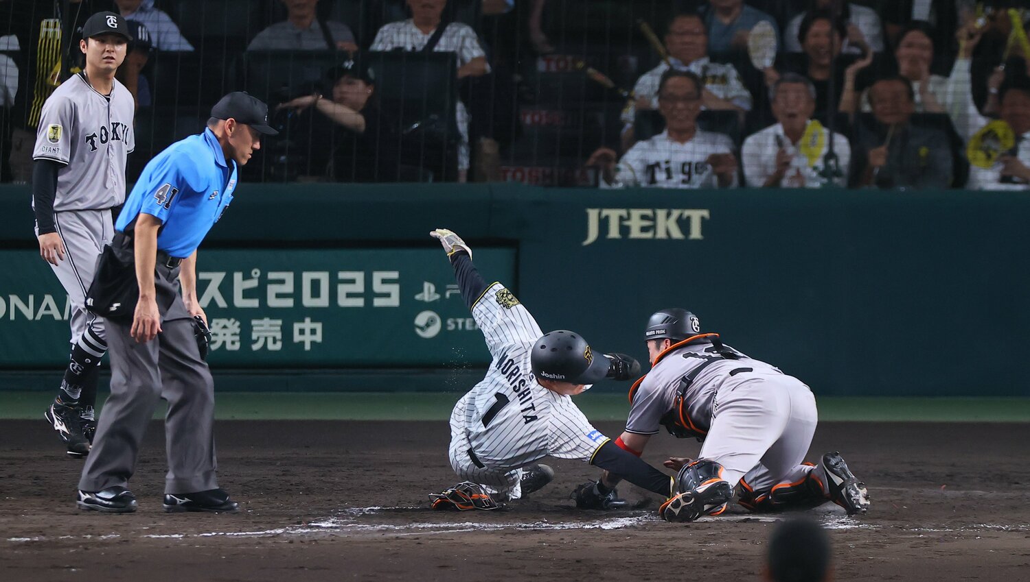 リプレー検証となった本塁上でのクロスプレー。「甲斐拓也はタッチした？ してない？」（2枚目／全2枚）©SANKEI SHIMBUN