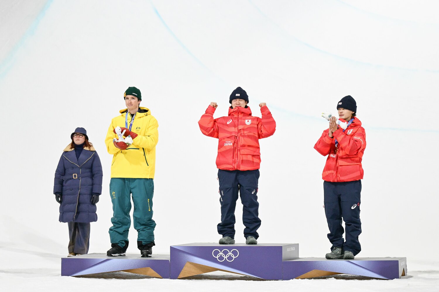 表彰台の中央に上がる戸塚の目に涙があふれた　©Nanae Suzuki/JMPA