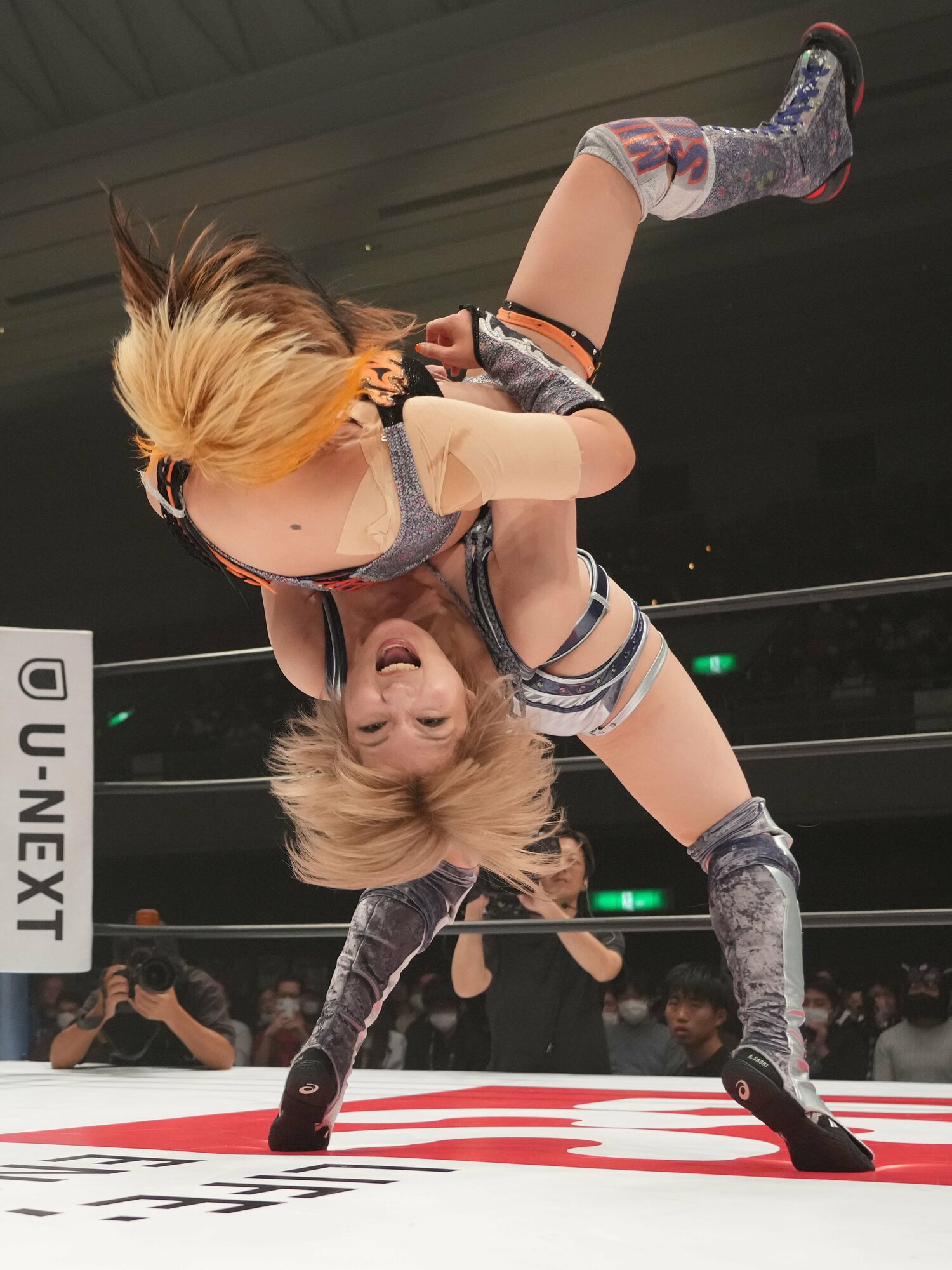 MIRAIにジャーマンスープレックスを放つ安納サオリ　©Essei Hara