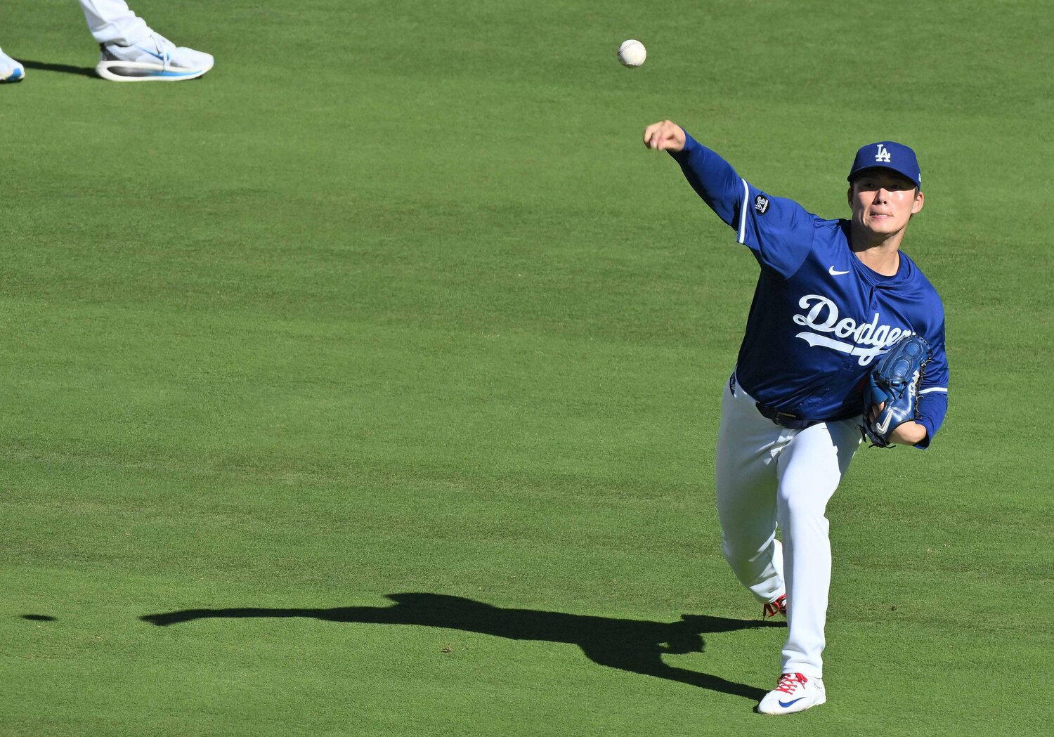 試合前にキャッチボールを行う山本由伸 ©JIJI PRESS