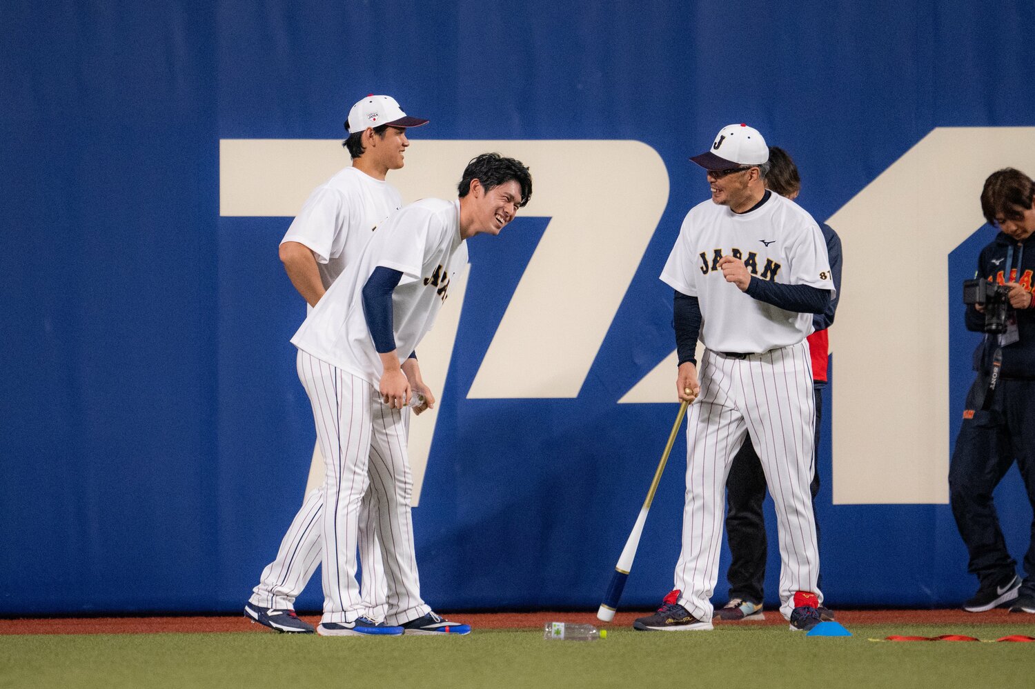 大谷もチーム合流直後に吉井コーチにあいさつ。佐々木朗希と談笑する場面も　©Nanae Suzuki