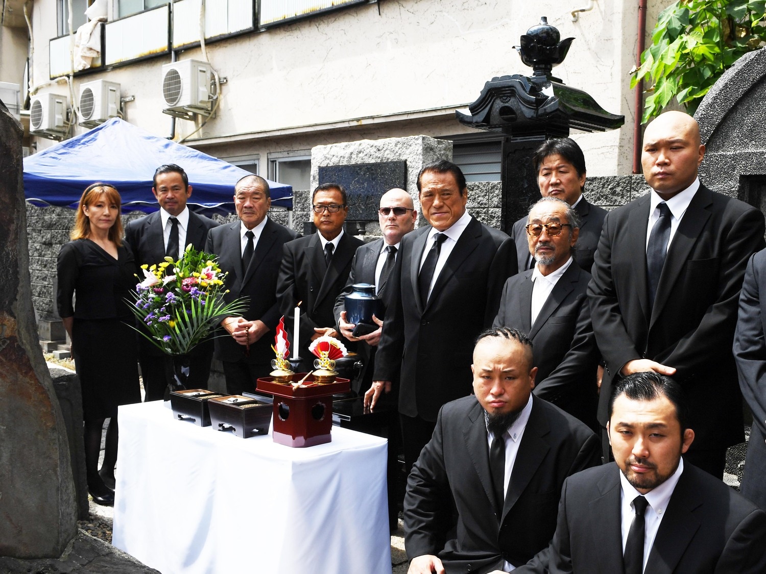 師匠カール・ゴッチの墓を南千住の回向院に建てた西村修はアントニオ猪木らと記念写真に納まる。2017年7月28日　©Essei Hara