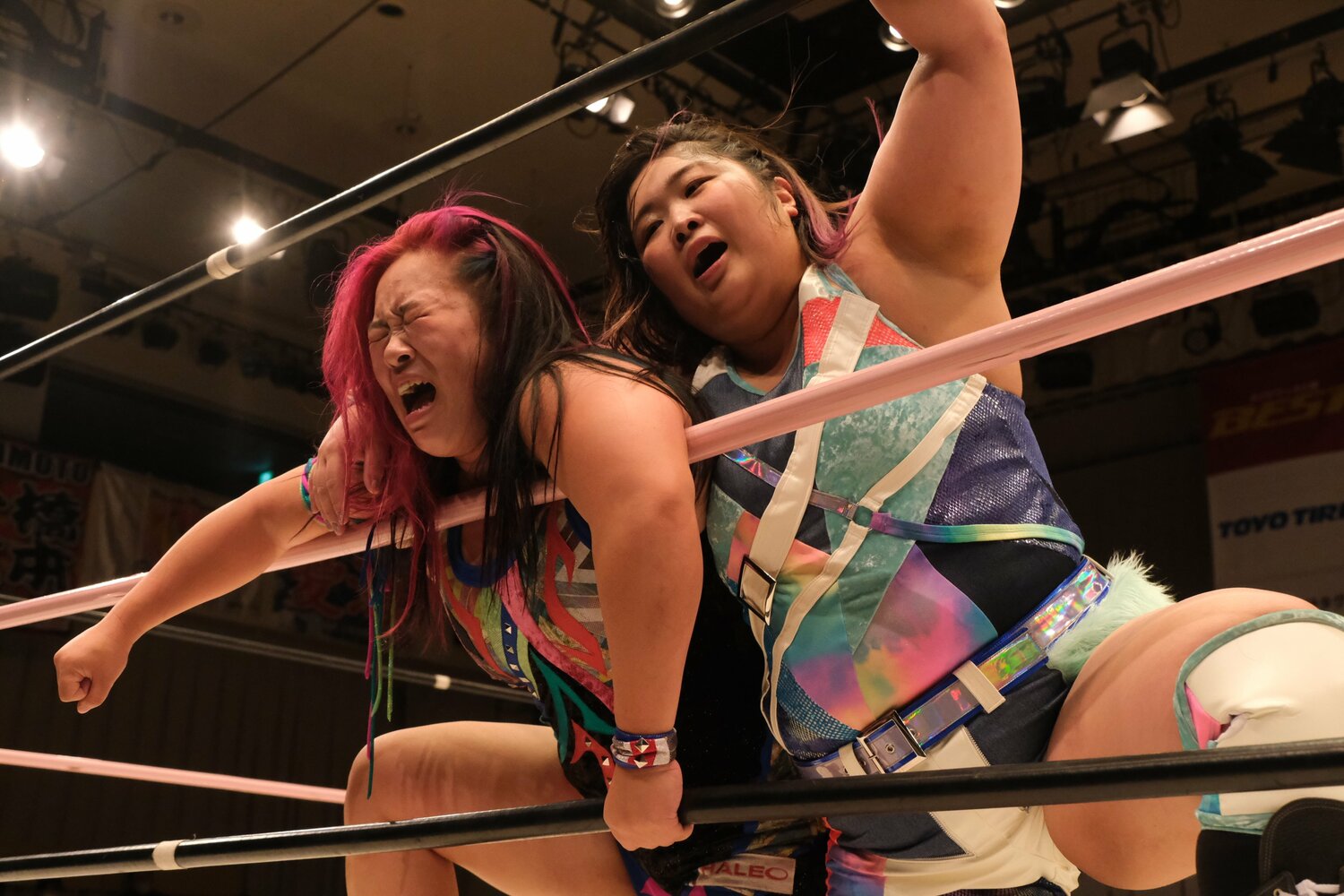 11.23後楽園大会で勝利し、喜びを爆発させた橋本と優宇