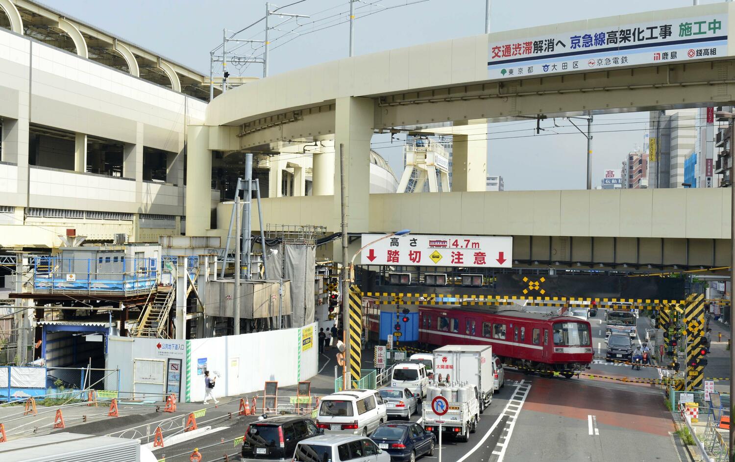 第一京浜の「蒲田第１踏切」（写真は高架化直前の2012年８月）写真左側が京急蒲田駅だ　©︎KYODO