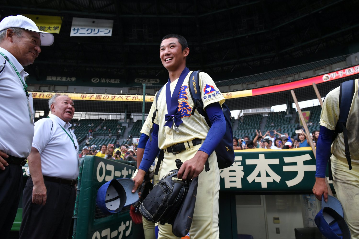 甲子園で準優勝した奥川は表彰式後に笑顔を見せていた　©Hideki Sugiyama