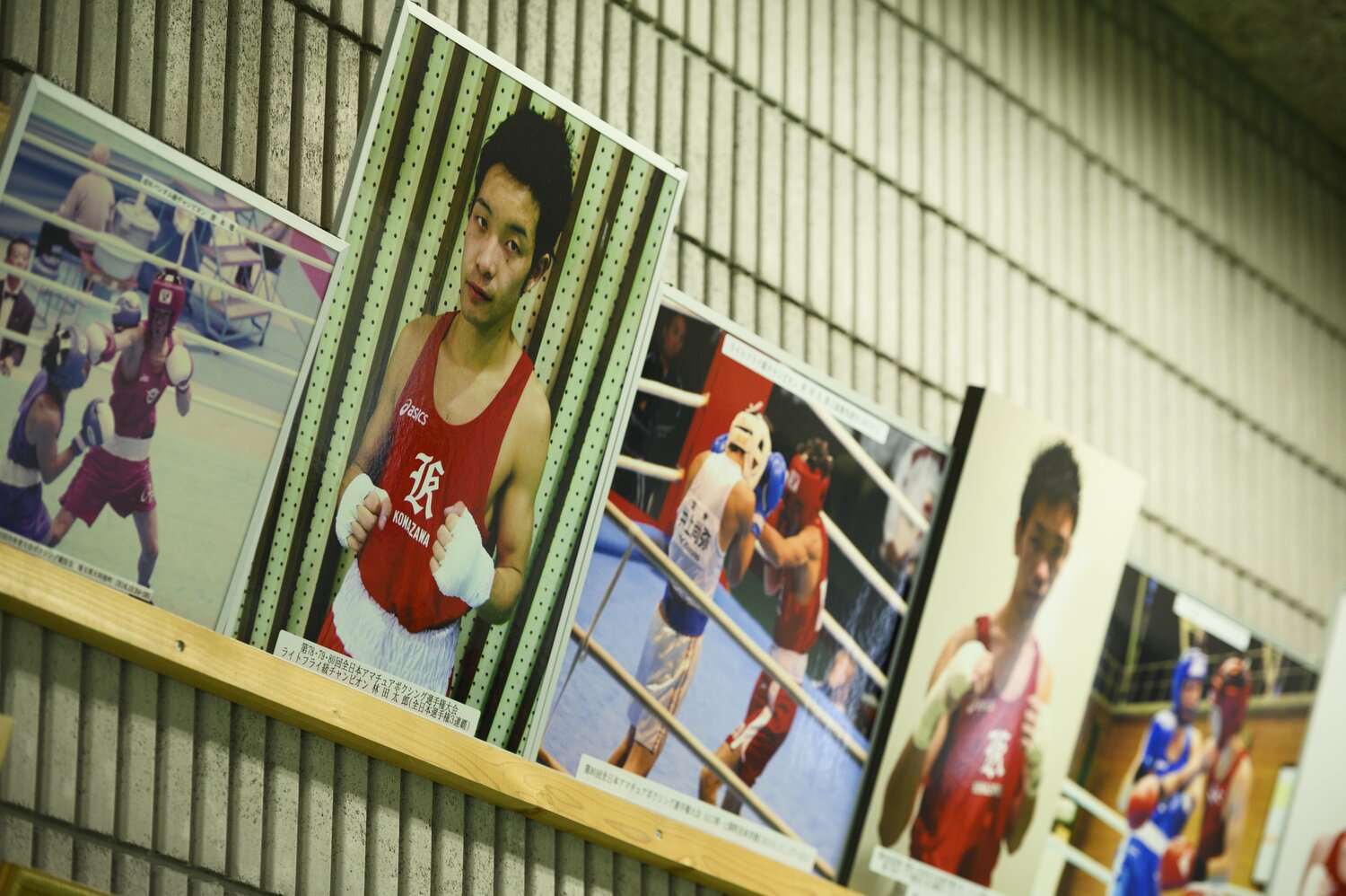 駒澤大学のボクシング練習場に飾られた林田太郎の写真　©Hirofumi Kamaya