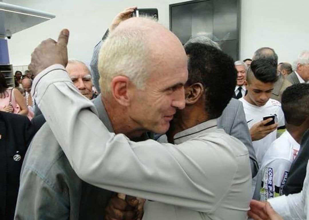 フェルナンド・オルチスに感謝するペレ（フェルナンド・オルチス提供）