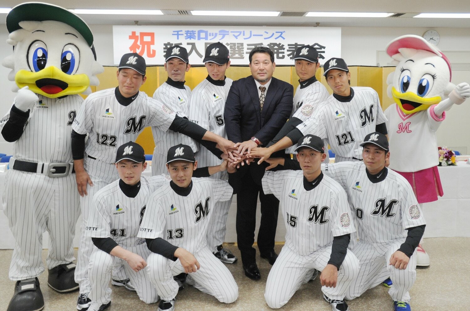 2015年12月の新入団会見で。前列左から2人めが平沢 ©︎JIJI PRESS