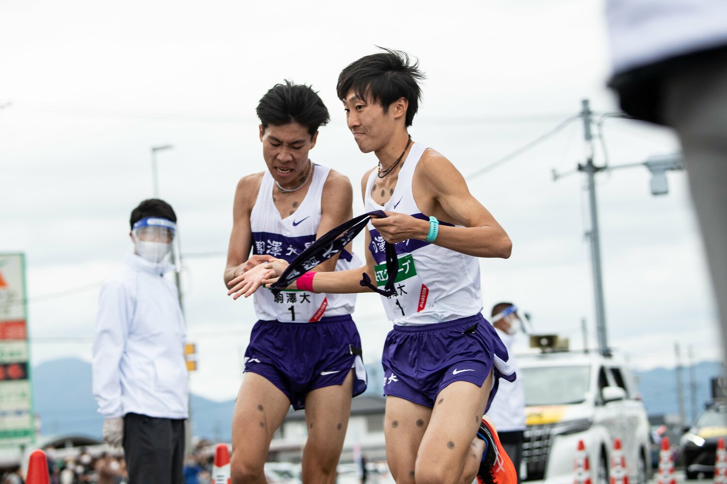 全日本大学駅伝で田澤廉からタスキを受け取る花尾恭輔