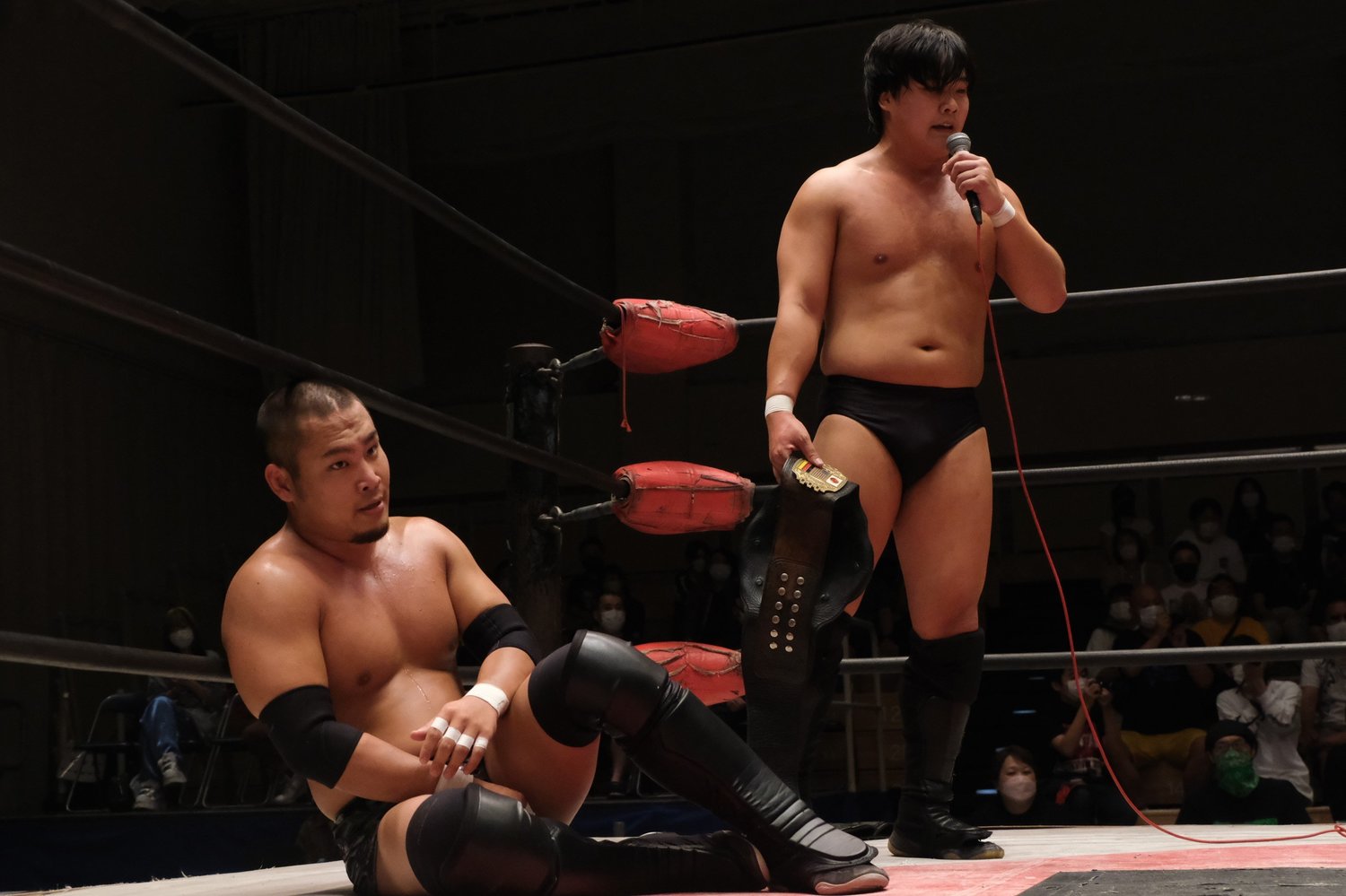 いまやインディーマットを代表するタッグチームとなった野村と阿部史典(クリックすると「この記事の写真」にとびます。流血等の過激な写真を含みますのでご注意ください)