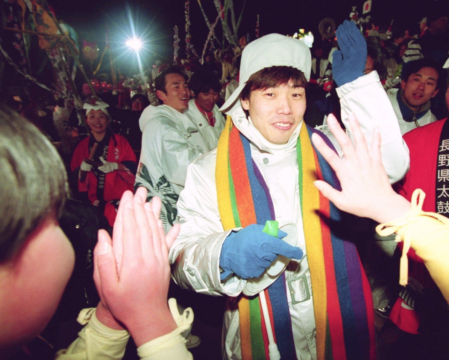 閉会式で「WAになって踊ろう」を参加者と一緒に踊る清水宏保。長野五輪スピードスケートで金メダルを獲得　©KYODO