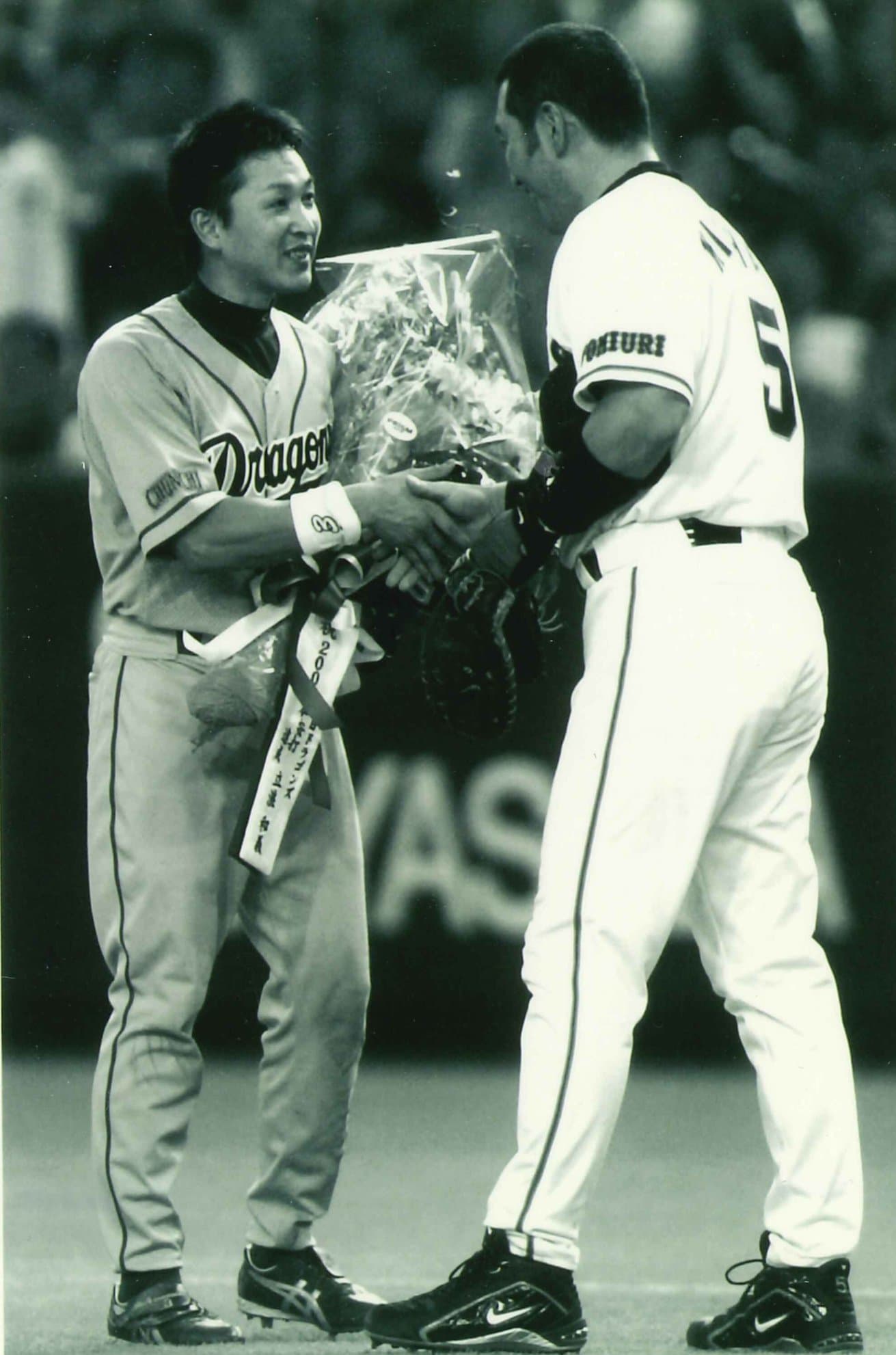 通算2000本安打を達成し、PL高校の先輩・清原和博（巨人）から花束を贈られる立浪（2003年撮影）　©BUNGEISHUNJU