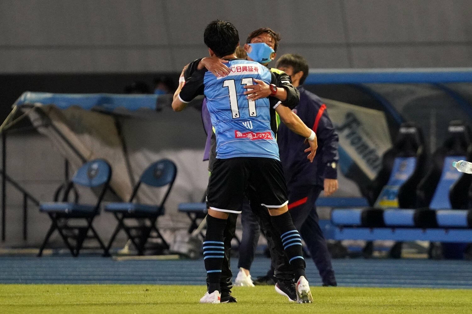 小林悠と抱き合う鬼木監督　©Getty Images