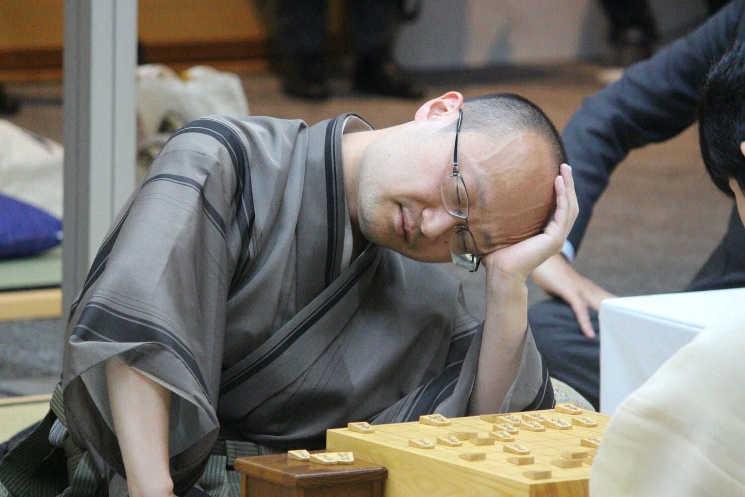 感想戦で頭を抱える渡辺明九段　©Number Web