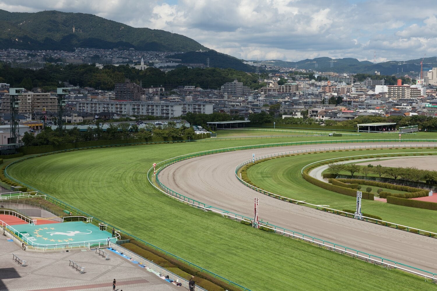 阪神競馬場から宝塚の街を望む（2011年撮影）。現在の阪神競馬場が完成したのは1949年だという　©Getty Images