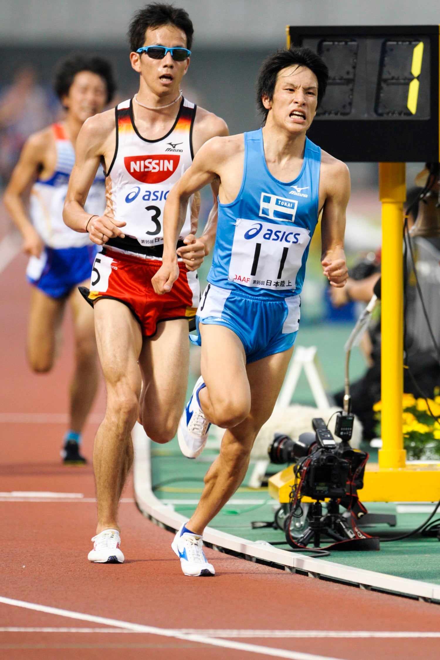 2011年の日本選手権男子10000m決勝で、優勝した佐藤悠基（左）の前を走る村澤明伸　©Asami Enomoto
