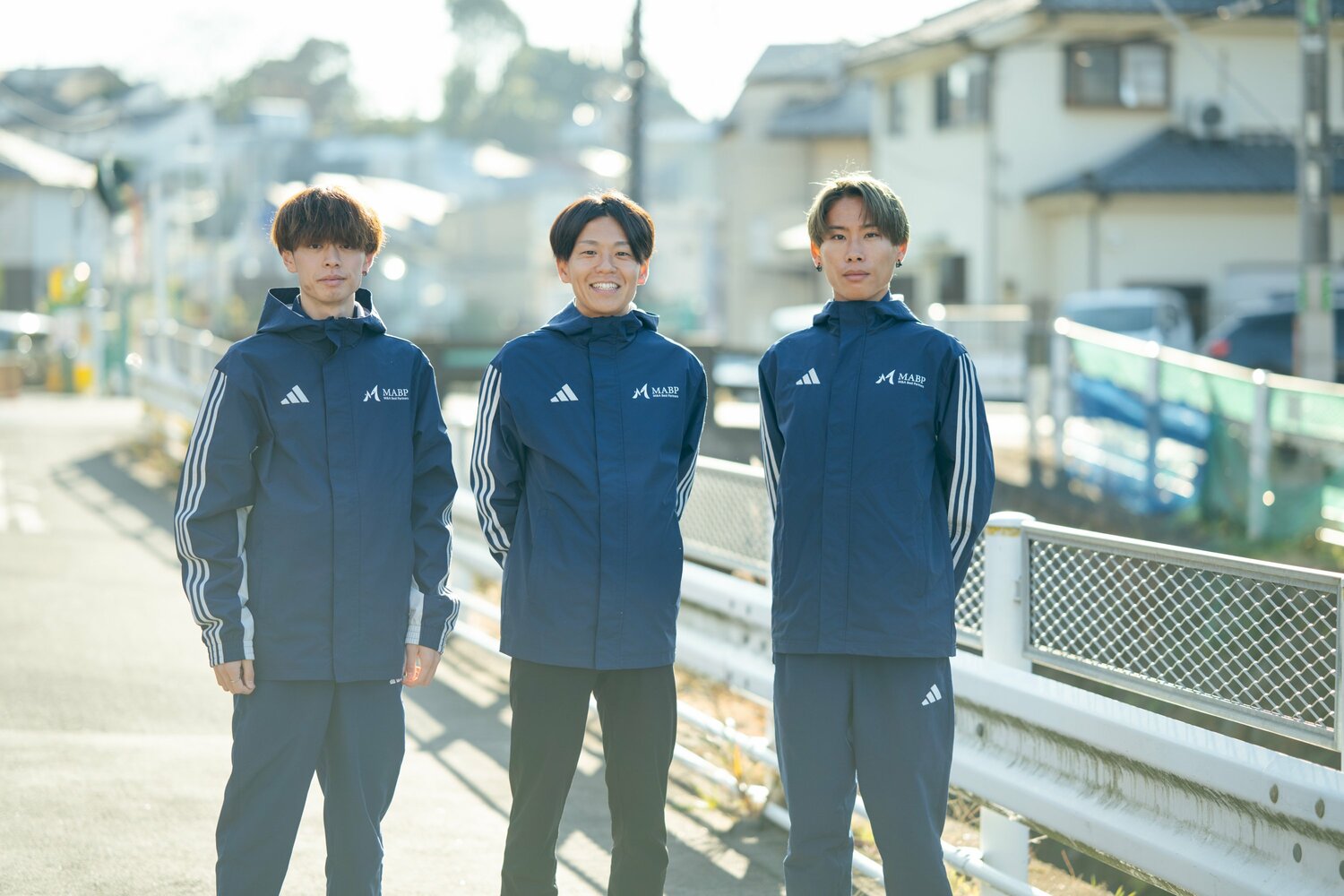 左から山平、神野監督、同じく新卒の中川雄太 ©Ichisei Hiramatsu