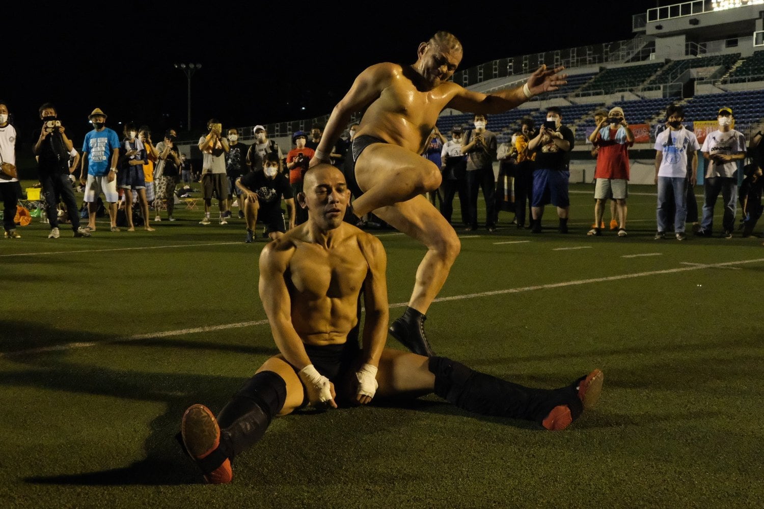 川村の背中を強襲！