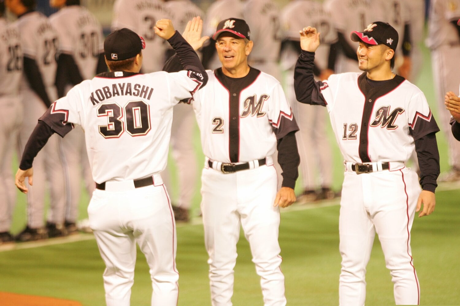 横に並ぶ藤田宗一（一番右）とボビー・バレンタイン　©Koji Asakura