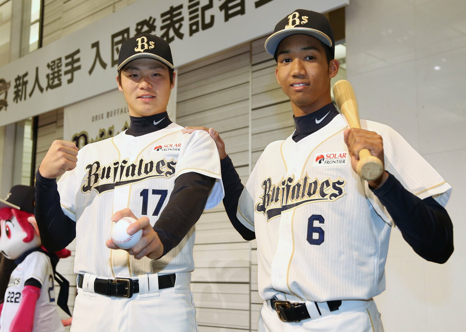 2014年ドラフトで1位指名された山﨑福也（現・日本ハム）とドラフト2位の宗　©︎JIJI PRESS　