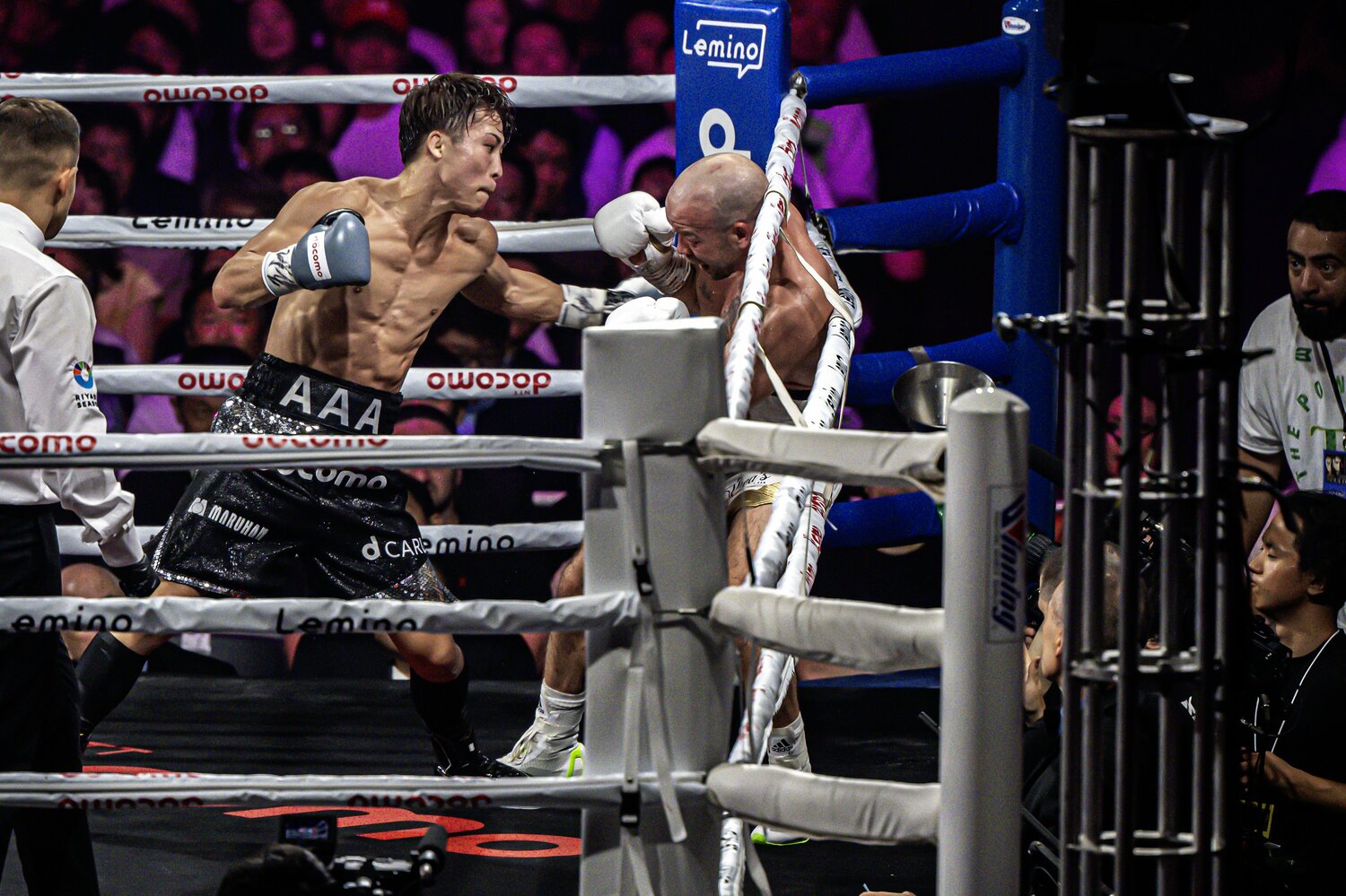 体の厚みで勝るドヘニーを圧倒する井上尚弥。当日の体重は過去最重量の62.7kgだった　©Takuya Sugiyama