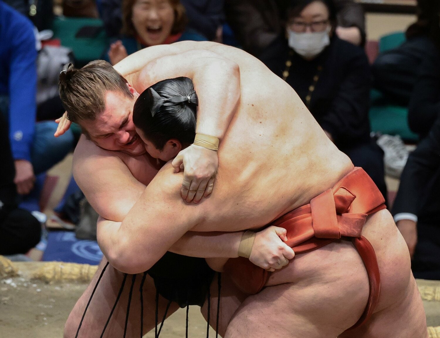 優勝決定戦で、熱海富士を攻める安青錦。首投げで下し、安青錦が2場所連続優勝を果たした ©JIJI PRESS