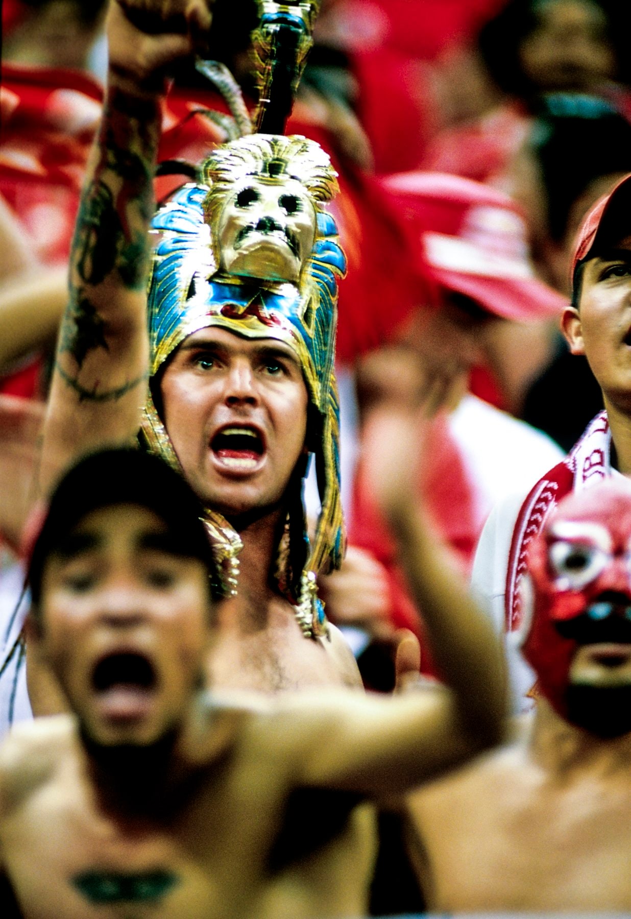 メキシコ、伝説のアステカ・スタジアムで撮った奇抜な衣装のサポーター　©Atsushi Kondo