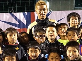 ソルティーロ ファミリア サッカースクール
本田圭佑がプロデュースするサッカースクール。SOLTILOは、スペイン語のESTILO(スタイル)+SOL(太陽)の造語で「太陽のように輝いてほしい。オンリーワンでいてほしい」という願いが込められている。