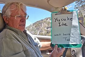 灰色のカローラで迎えにきてくれたTed。 