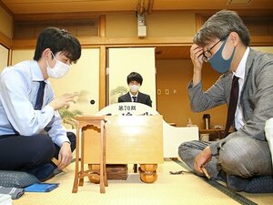 「全集中」した藤井聡太二冠や将棋棋士って、どんな状態？ 中村太地七段が挙げる“注目の仕草”とは