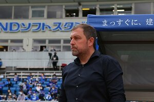 「J1でもJ2でも、私がやることは同じだ」モンテディオ山形を覚醒させたクラモフスキー監督　戦術以上にアツい“人心掌握と強度”