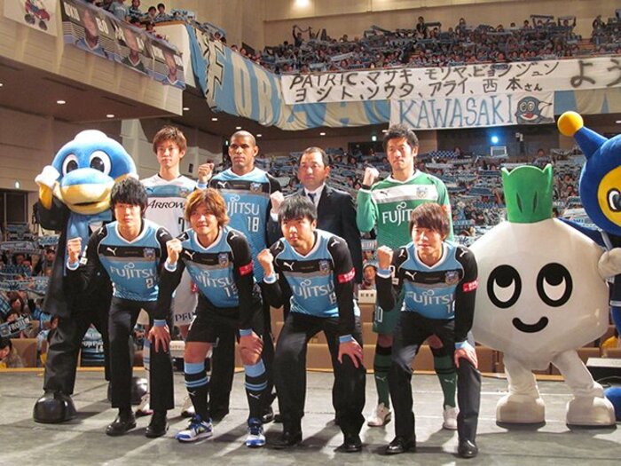 風間フロンターレ“最強の助っ人”。独自理論の天才トレーナー西本直。<Number Web> photograph by NIKKAN SPORTS