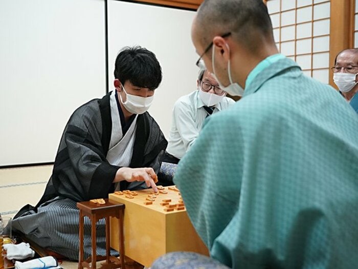 藤井聡太の天才性を名棋士はどう評したか 「現状で勝つプランがない」「まるでモーツァルト」【18歳で朝日杯3度目V】＜Number Web＞ photograph by Japan Shogi Association