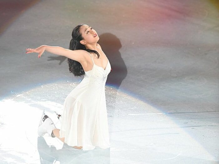 笑顔と感謝の浅田真央アイスショー。アンコールの白ドレスに込めた思い。<Number Web> photograph by Asami Enomoto