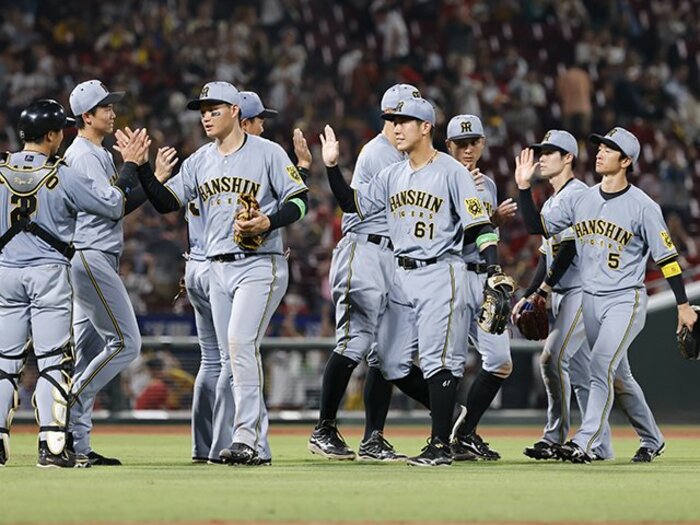 阪神セ独走態勢のナゼ…“防御率1点台だらけ先発陣”だけでない盤石さ「救援は3連投ほぼなし」「富士山型の打線」「じつは守備率が大改善」＜Number Web＞ photograph by JIJI PRESS