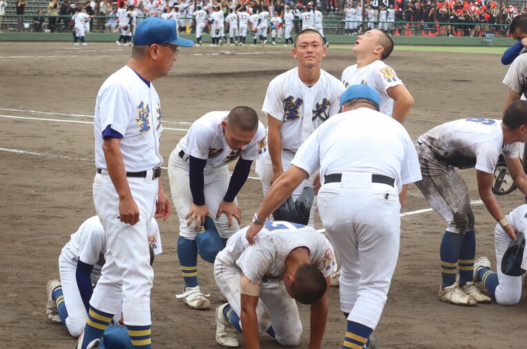 福島大会準決勝で敗れ、項垂れる聖光学院の選手たち。絶対王者はなぜ敗れたのか　©Genki Taguchi
