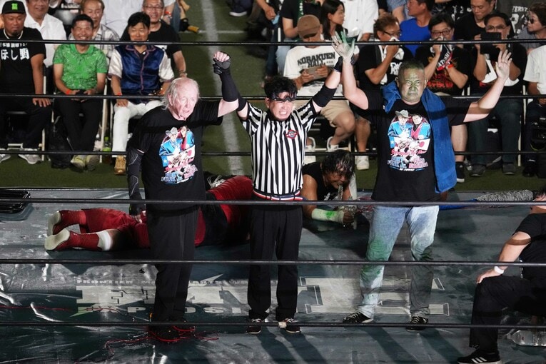 勝利した西村修、ドリー・ファンク・ジュニア組　©Essei Hara