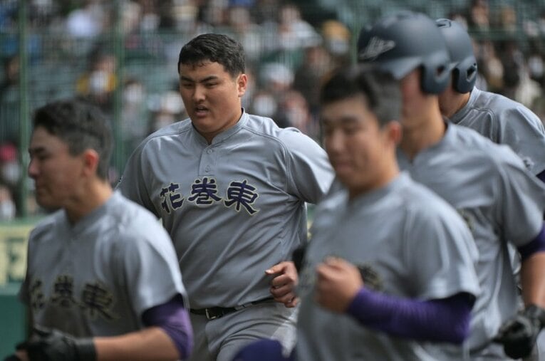 佐々木麟太郎（花巻東）と米田天翼（市立和歌山）による剛と剛の激突。その対決に高校野球の醍醐味が凝縮されていた。 ／ photograph by Hideki Sugiyama